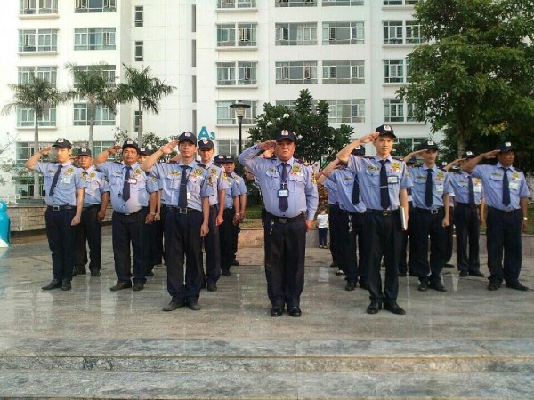 Bảo vệ có nhiệm vụ kiểm soát người và phương tiện ra/vào chung cư