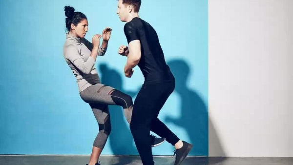 Đá vào vị trí hiểm bằng lực vừa phải khiến kẻ xấu đau đớn nhưng không gây thương tích quá lớn