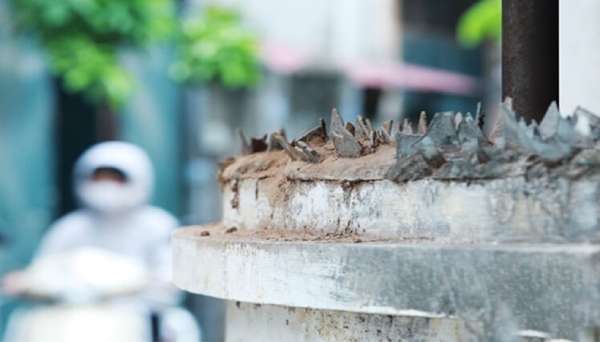 Đỉnh tường rào được cố định nhiều mảnh thủy tinh